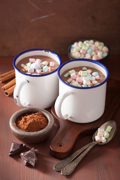 Chocolate caliente cremoso con toppings en taza acogedora.