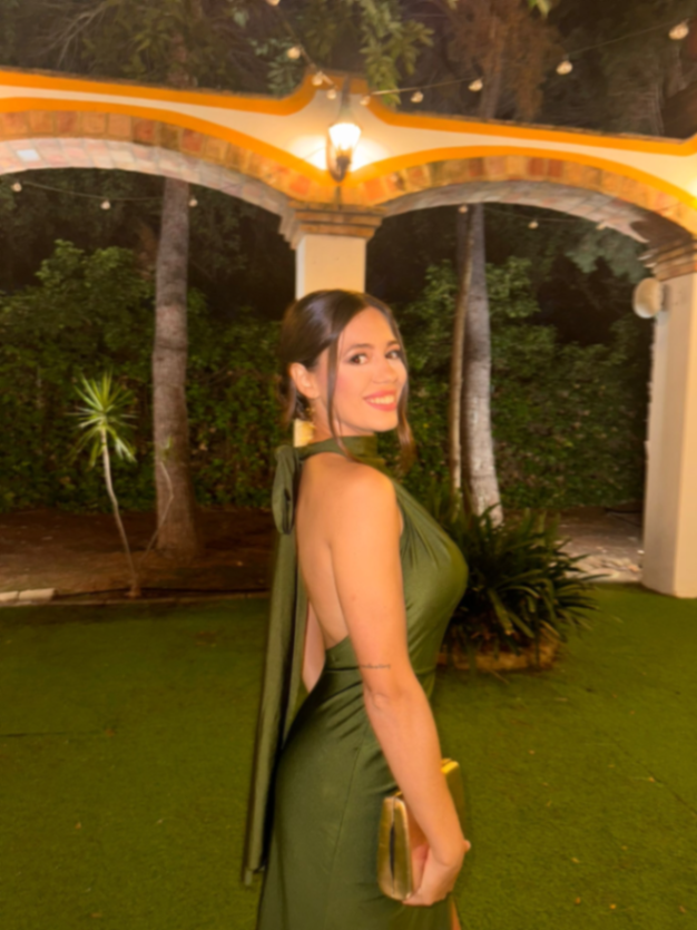 Estilo para invitada de boda con ondas suaves y brillantes