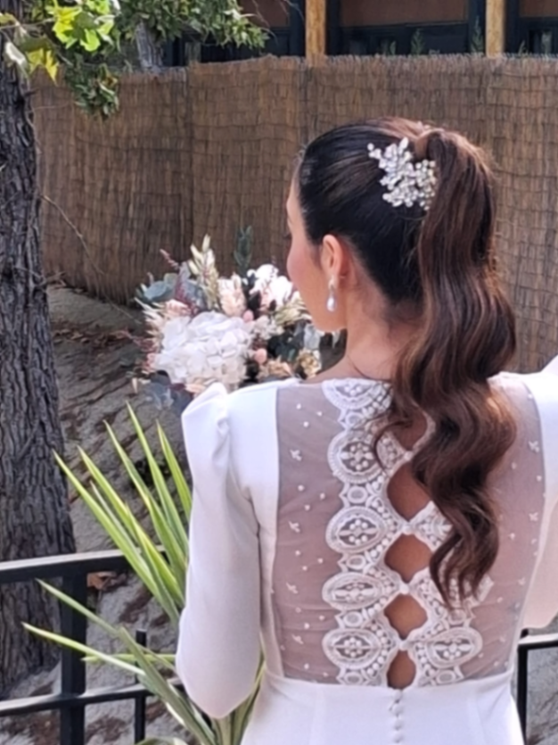 Peinado bridal elegante para novia radiante