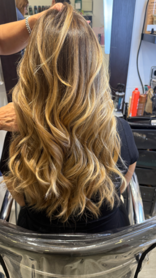 Corte de cabello contemporáneo con volumen natural