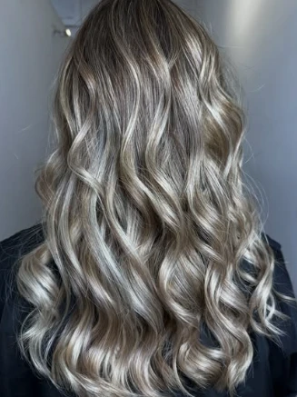 Estilista realizando un corte de cabello moderno.