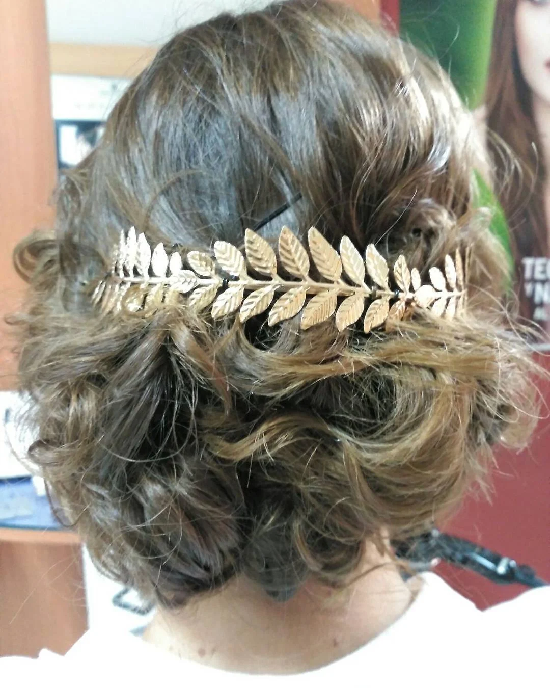 Peinado elegante y profesional realizado en el salón.