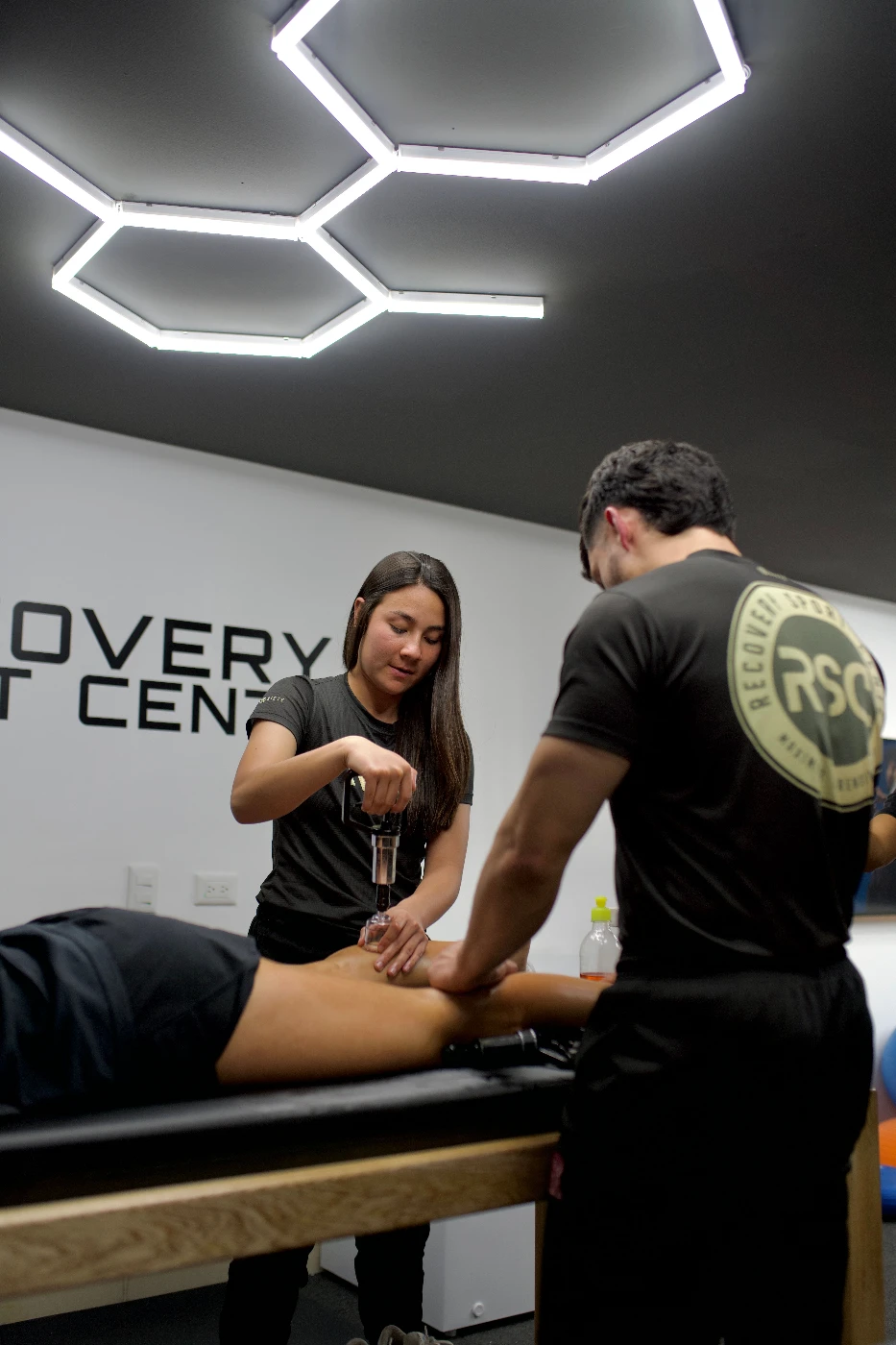 Sesión de fisioterapia deportiva enfocada en un paciente activo.