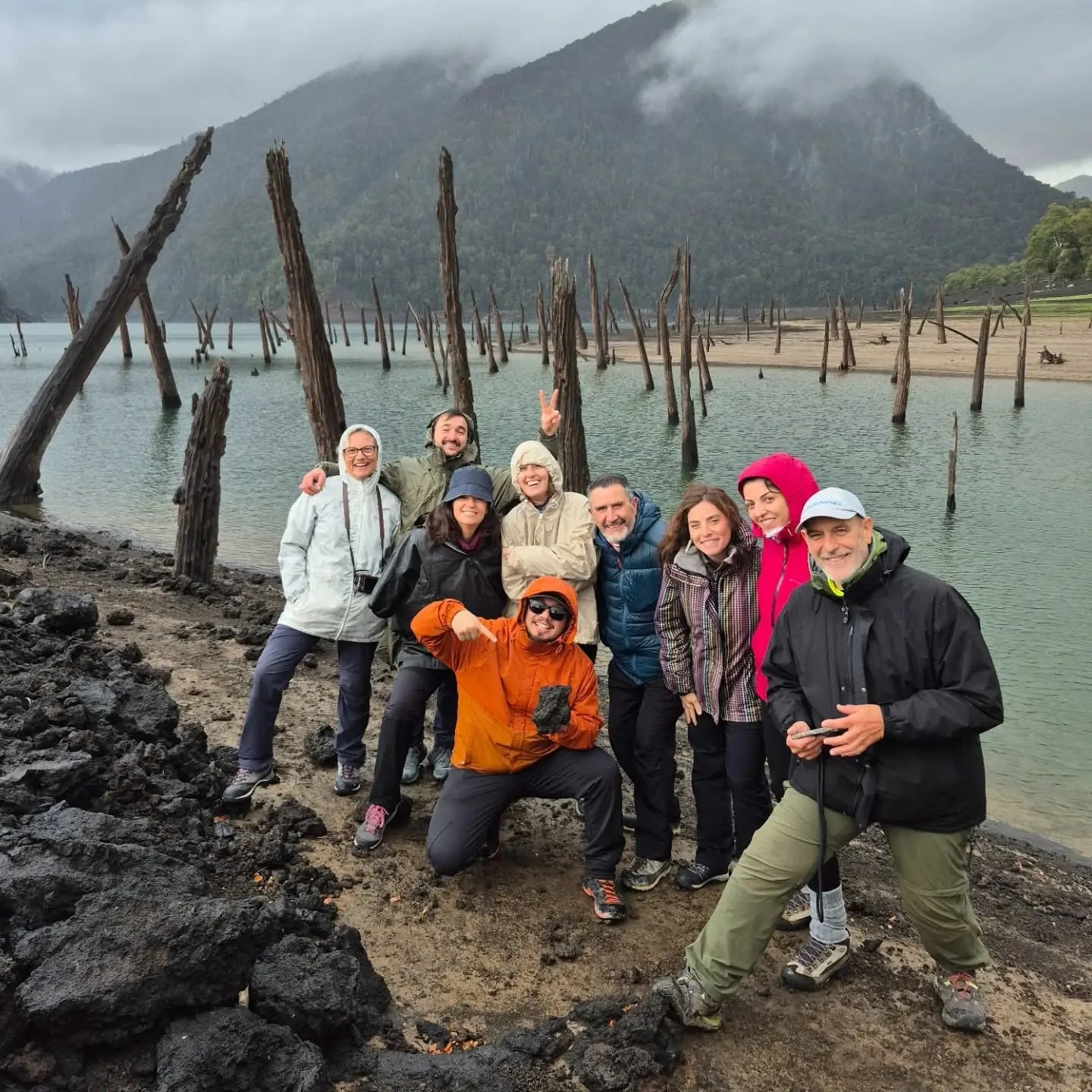 Equipo de expedición de Likan Kura en una orilla rodeada de naturaleza.