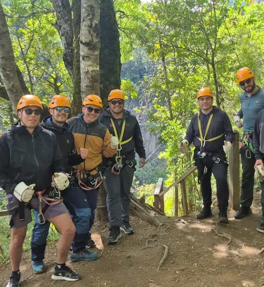 Persona disfrutando de una emocionante experiencia de canopy.